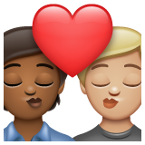 A quoi ressemblent les emoji Bisou : adulte, adulte, peau mate et peau moyennement claire sur Whatsapp.