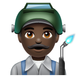 Bagaimana Man Factory Worker: Dark Skin Tone emoji terlihat di Whatsapp.