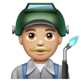 Hvordan Mannlig industriarbeider: hudtype 3 emoji ser ut på Whatsapp.