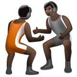 A quoi ressemblent les emoji Personnes faisant de la lutte : peau foncée sur Whatsapp.