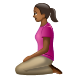 Bagaimana Woman Kneeling: Medium-Dark Skin Tone emoji terlihat di Whatsapp.