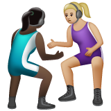 A quoi ressemblent les emoji Lutteuses : peau foncée et peau moyennement claire sur Whatsapp.
